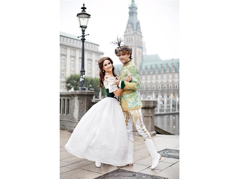 Die Tänzer Dory Anna Lazar (24, Hauptdarstellerin für Sissi) und Norbert Patonai (35, Hauptdarsteller für den Grafen) der ungarischen Tanzgruppe Experidance in ihren Kostümen für ihre Show „Sissi“. Hannappel