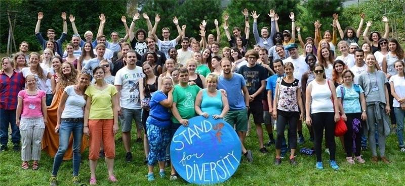 Die Teilnehmer der Jugendbegegnung unter dem Motto „Stand up for diversity“ versammeln sich. Sie sind angereist aus Deutschland, Großbritannien, Portugal, Polen, Tschechien, Slowenien, Griechenland, Ungarn und der Slowakei. Foto Adam Rajcan