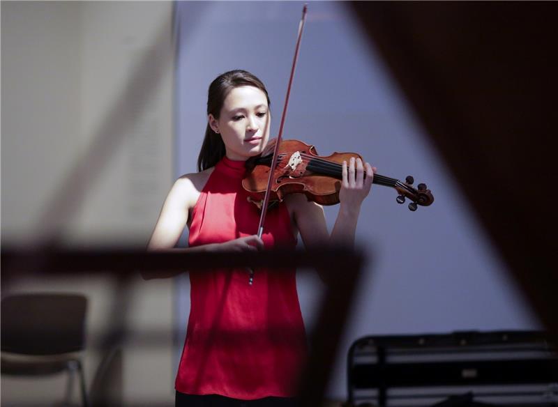 Die Violinistin Hellen Weiß spielt in einem Ausstellungsraum des Museums für Kunst und Gewerbe (MKG) beim Wettbewerb des Deutschen Musikinstrumentenfonds. Foto Heimken/dpa