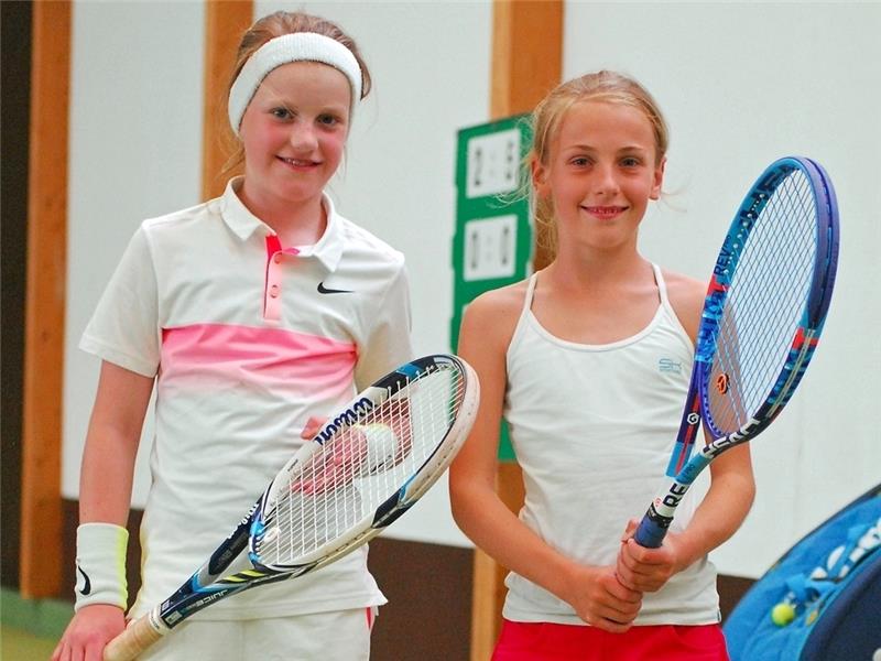 Die elfjährige Katharina Klein (links) wurde U 12-Regionsmeisterin vor der ein Jahr jüngeren Elisa Meyer. Im Kampf um den Titel kam es zum Duell der beiden Vereinskolleginnen vom Stader TC. Foto Schnackenberg