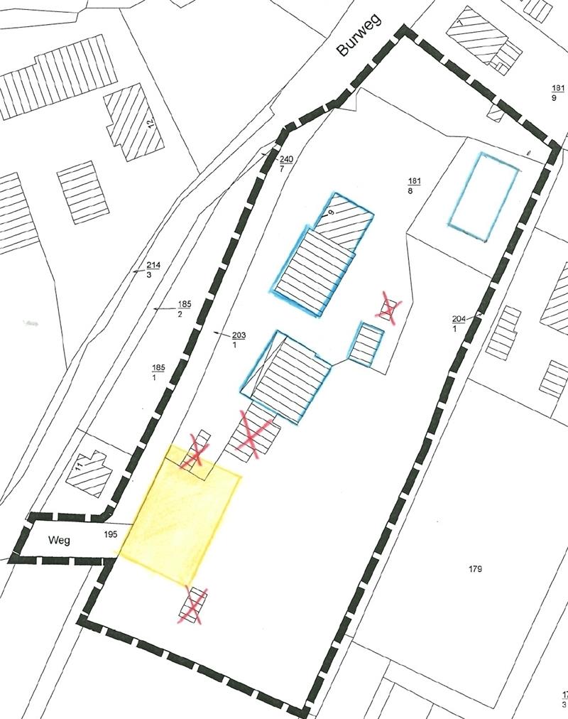 Die gestrichelte Linie markiert das Gelände des Resthofs und den Geltungsbereich des zukünftigen Bebauungsplans. Die blau umrandeten Gebäude markieren die in ihrem Bestand zu sichernde Hofstelle , die rot durchkreuzten Nebengebäude dürften 