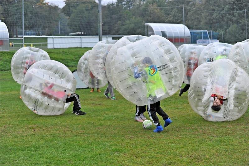Die jungen Fußballer des JFV Stade spielen Bubble Soccer in Ottenbeck. Sie rollen über den Rasen, stehen auf dem Kopf und haben bei der Aktion einen Riesenspaß. Foto Berlin