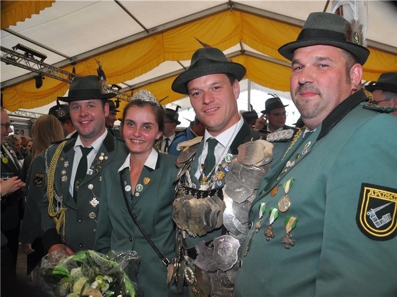 Die neue Königsmannschaft der Apenser Schützen: Adjutant Karsten Schadwinkel (von links), Nele Heibült, Seine Majestät Björn Müller und Adjutant Sven Spierleng