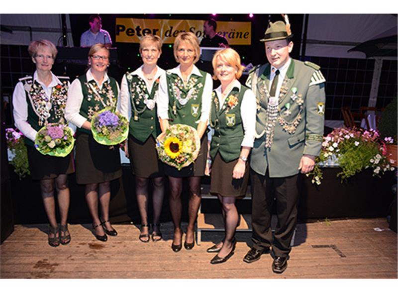 Die neuen Würdenträger Iris Quast (Erste von links, Glücksorden), Wiebke Ropers (Zweite von links, Beste Dame), Silke Ellerbruch (Vierte von links, Damenkönigin) und Joachim Recht (rechts, Bester Mann) wurden am Sonnabend proklamiert. Als Adjutanten stehen der Damenkönigin Andrea Renken (Dritte von links) und Ulla Hastedt (Zweite von rechts) zur Seite. Fotos Beneke