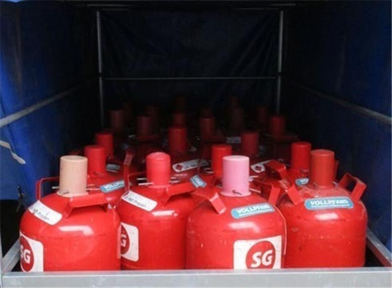 Die roten Flaschen wurden von den Tätern mit zwei Fahrzeugen transportiert.