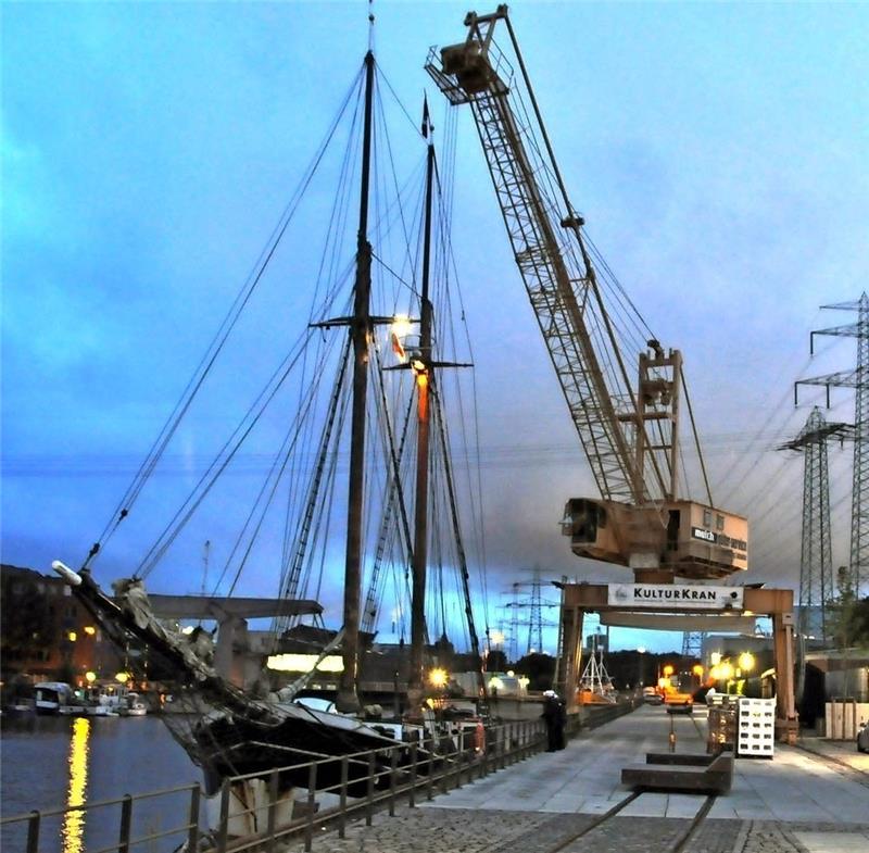 Die schöne „Undine“ liegt seit Monaten unbewegt im Harburger Binnenhafen.