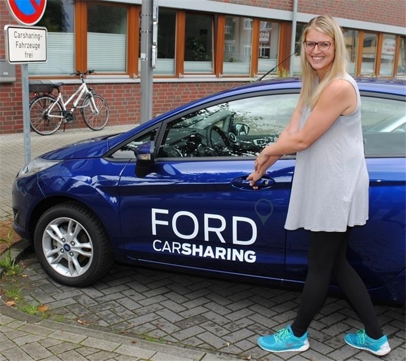Die städtische Klimaschutzmanagerin Ann-Kathrin Bopp wirbt für das Carsharing in der Stadt Buxtehude . Ford Tobaben startet mit drei Pkw, sie stehen am Bahnhof, am Stadthaus und auf dem Parkplatz „Altstadt“. Foto Vasel