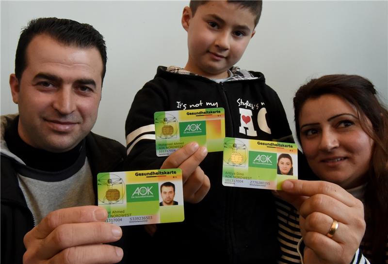 Die syrische Familie Dino aus Rendsburg zeigt ihre neuen elektronischen Gesundheitskarten. Foto Rehder/dpa