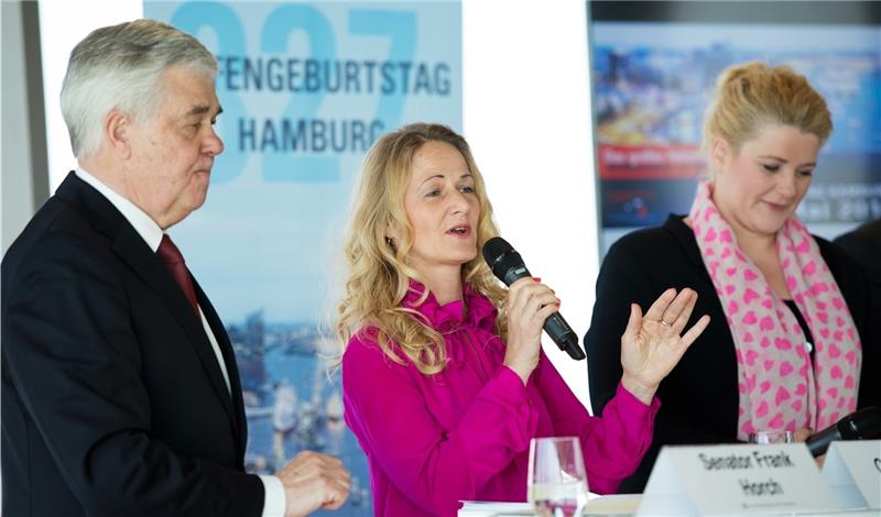 Die ungarische Tourismus-Direktorin Csilla Mezösi (Mitte) während einer Pressekonferenz zum 827. Hafengeburtstag , links steht Hamburgs Wirtschaftssenator Frank Horch (parteilos), rechts Moderatorin Anke Harnack. Länderpartner in diesem Jah