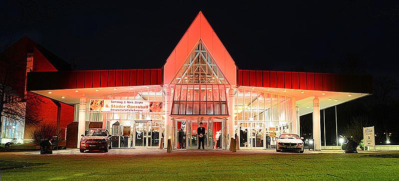 Die wunderschöne Außenaufnahme des Stadeums entstand beim Opernball 2014. Foto Martin Elsen
