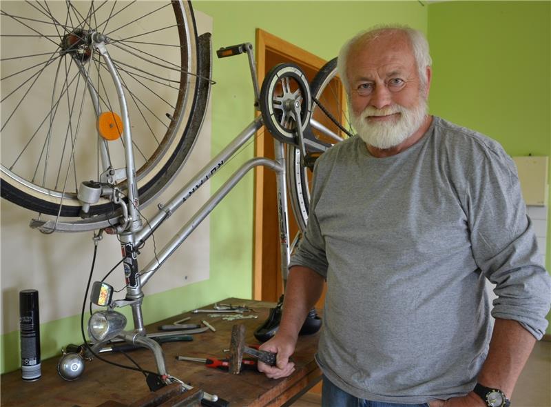 Dieter Quast repariert Fahrräder für Flüchtlinge in Nordkehdingen. Fotos Helfferich