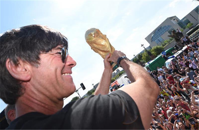 Direkt nach der WM präsentierte Trainer Joachim Löw den Pokal in Berlin. Am 22. Juli können ihn auch die Fußballfans in Hedendorf bewundern. Foto dpa