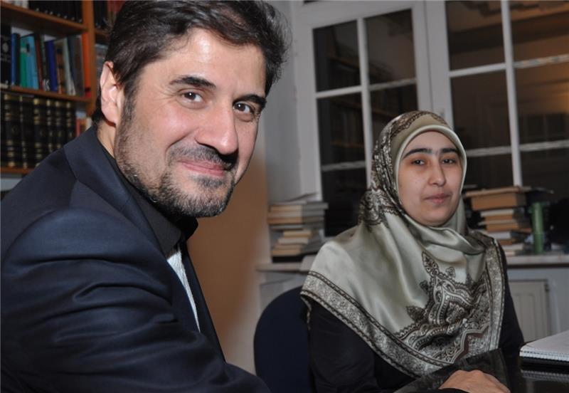 Dr. Ali Özgür Özdil und seine Kollegin Hatice Kestel arbeiten im Islamischen Wissenschafts- und Bildungszentrum in Harburg an einem Projekt für muslimische Jugendliche. Foto: Wahba