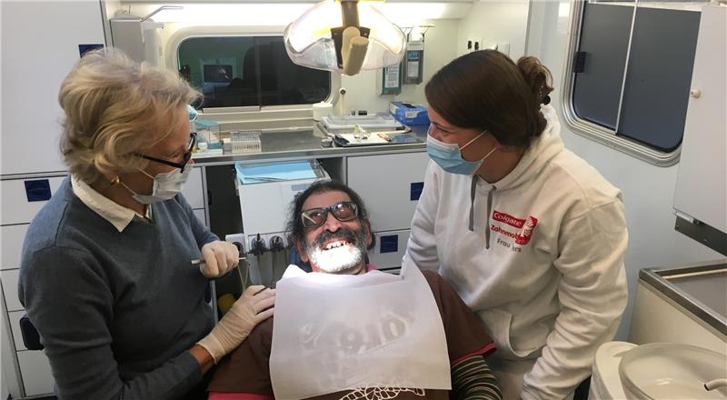 Dr. Anke Grunwald (links) und die Buxtehuderin Melanie Wiegers (rechts) kümmern sich im Zahnmobil um ihren Patienten Toni. Foto Adams