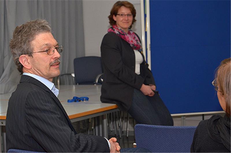 Dr. Udo Wierschem, ärztlicher Direktor am Elbe Klinikum Buxtehude, und Nicole Löhden (Mitte) beantworten bereitwillig alle Patienten-Fragen.