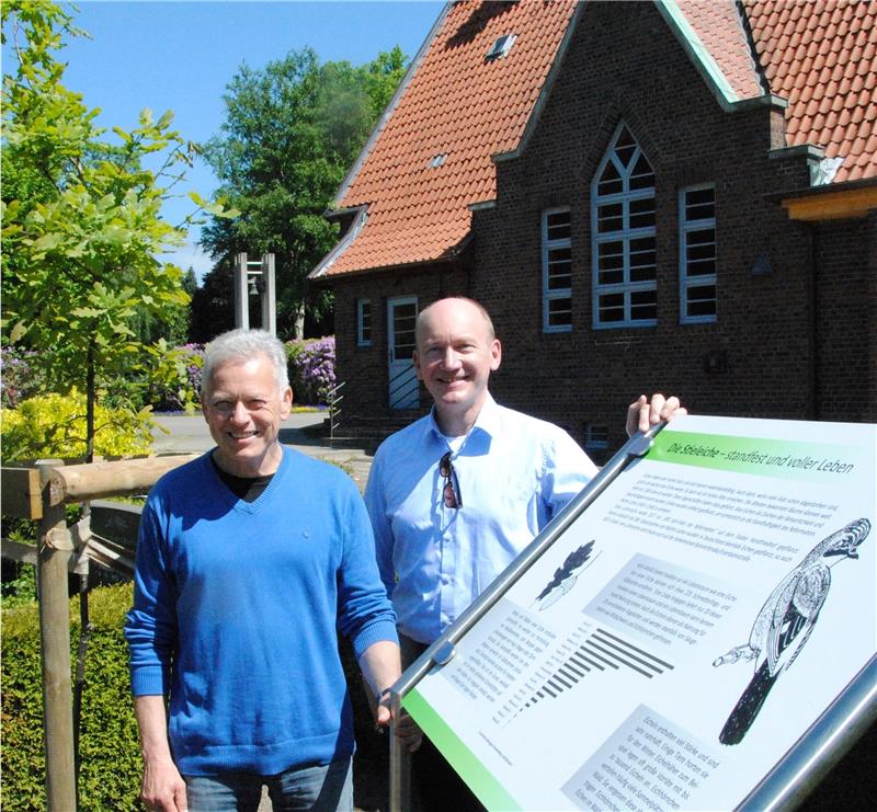 Dr. Wolfgang Kurtze und Superintendent Dr. Thomas Kück (rechts) sind stolz auf die frisch gepflanzte Luthereiche und die Infotafel. Beides steht auf dem Horst-Friedhof. Foto Stief