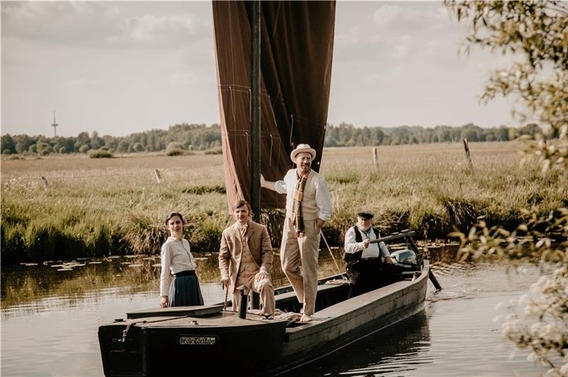 Dreharbeiten: Schauspielerin Naomi Achternbusch (Paula Modersohn-Becker, von links) und ihre Kollegen Florian Lukas (Heinrich Vogeler) sowie Johann von Bülow (Rainer Maria Rilke) lassen sich von Torfkahnskipper Helmut Monsees (Verein „Find