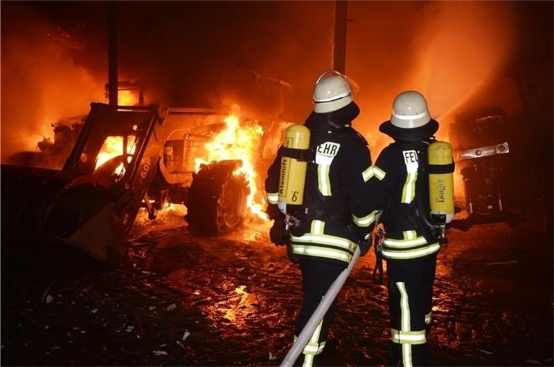 Drei Trecker brannten in Heinbockel zunächst lichterloh. Feuerwehrleute bekämpften die Flammen unter schwerem Atemschutz. Foto: Kordländer