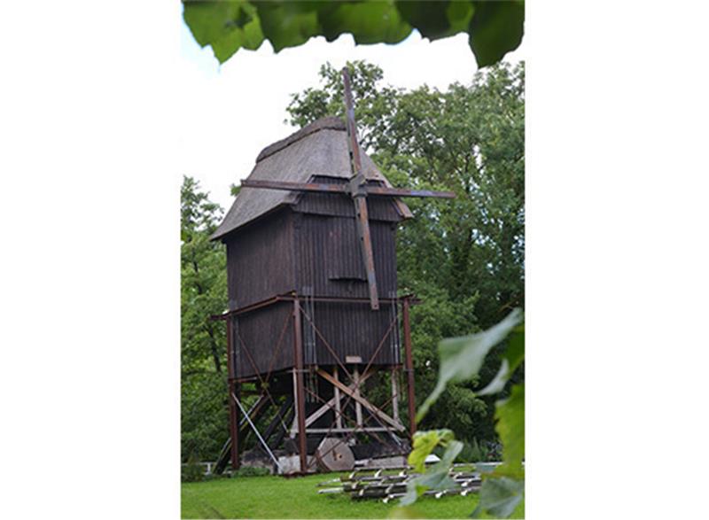 Droht umzukippen: Die Bockwindmühle auf der Stader Insel wird von einem Stahlkorsett gehalten. Foto Strüning
