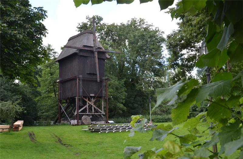 Droht umzukippen: Die Bockwindmühle auf der Stader Insel wird von einem Stahlkorsett gehalten.  Foto Strüning