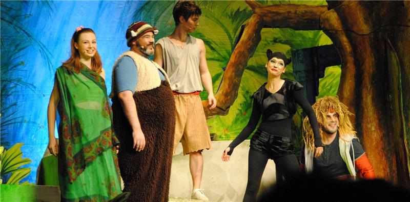 Dschungelbuch, ein Musical mit Mogli (Mitte) und seinen Freunden aus dem Urwald. Foto Stief