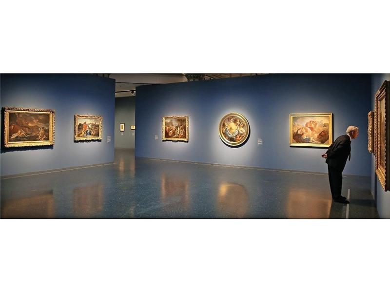 Ein Besucher betrachtet im Bucerius Kunstforum in Hamburg die Ausstellung „Von Poussin bis Monet. Die Farben Frankreichs“. Charisius/dpa