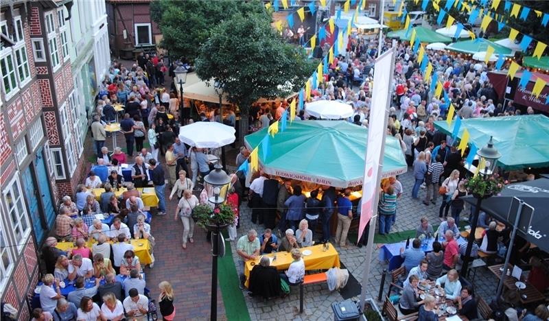 Ein Bild aus Vor-Corona-Tagen: Menschenmassen beim Buxtehuder Weinfest. Foto: Vasel