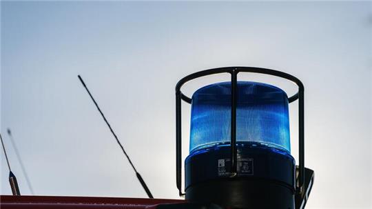 Ein Blaulicht auf dem Dach eines Einsatzfahrzeugs.