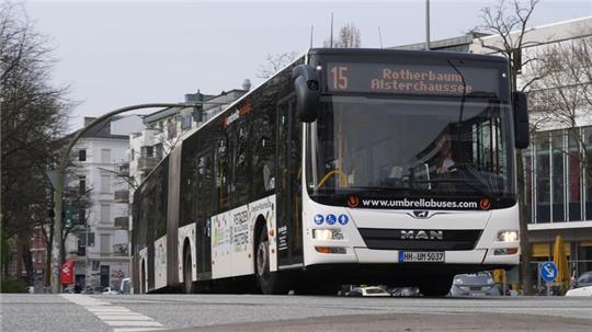 Ein Bus der Linie 15 fährt zur Haltestelle am U-Bahnhof Schlump.