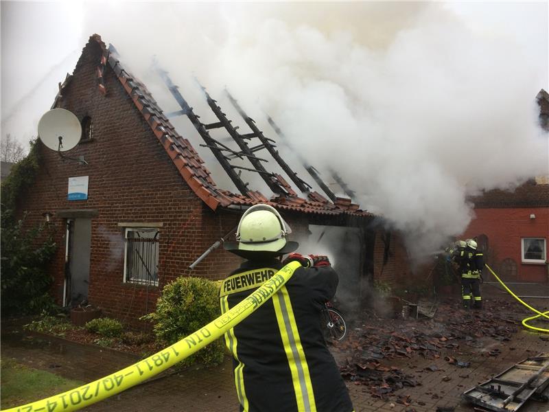 Ein Garagengebäude in Buxtehude ist heute Morgen komplett abgebrannt. Foto: Vasel