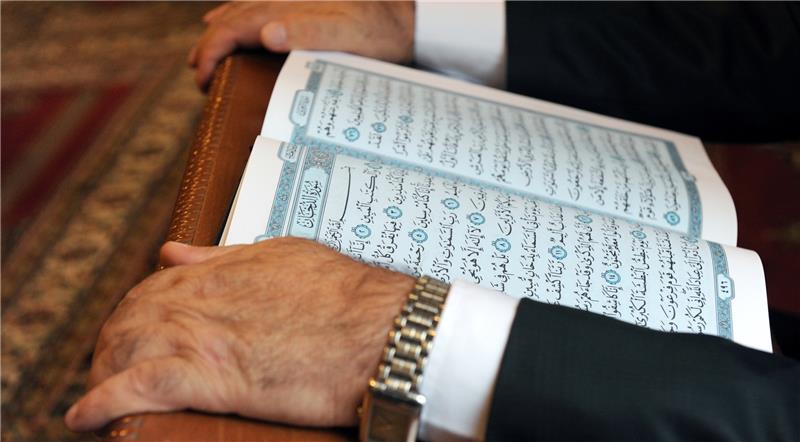 Ein Mitglied der Türkischen Gemeinde sitzt in der Ditib Merkez Mescidi Aksa Moschee . Foto Brandt/dpa