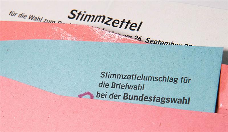 Ein Muster von einem Stimmzettelumschlag für die Briefwahl bei der Bundestagswahl 2021 liegt auf einem Tisch. Die Bundestagswahl 2021 findet am 26. September 2021 statt. Foto: Julian Stratenschulte/dpa