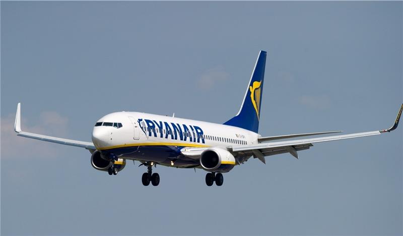 Ein Passagierflugzeug der Fluggesellschaft Ryanair im Landeanflug auf Hamburg. Foto Pleul/dpa