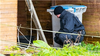 Ein Polizist schaut auf der Suche nach einem vermissten Jungen am Freitag in einem Tierstall nach Spuren auf dem Boden. 