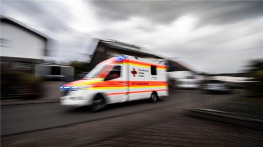 Ein Rettungswagen des Deutschen Roten Kreuzes fährt durch eine Straße.