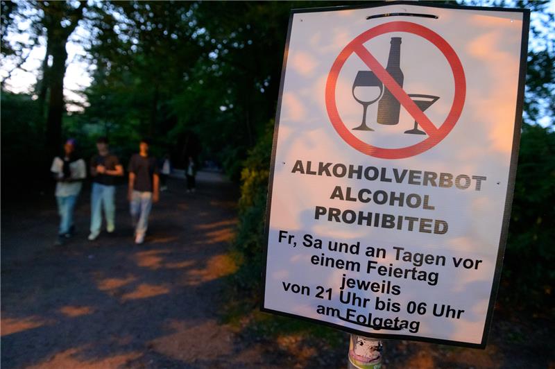 Alkoholverbot im Stadtpark - Es bleibt ruhig in Hamburg Ein Schild mit der Aufschrift "Alkoholverbot" hängt an einem Zugangsweg zum Hamburger Stadtpark. Dort darf in den Nächten zum Sonnabend und zum Sonntag kein Alkohol mehr getrunken und auch nicht mitgeführt werden. Foto: Jonas Walzberg/dpa
