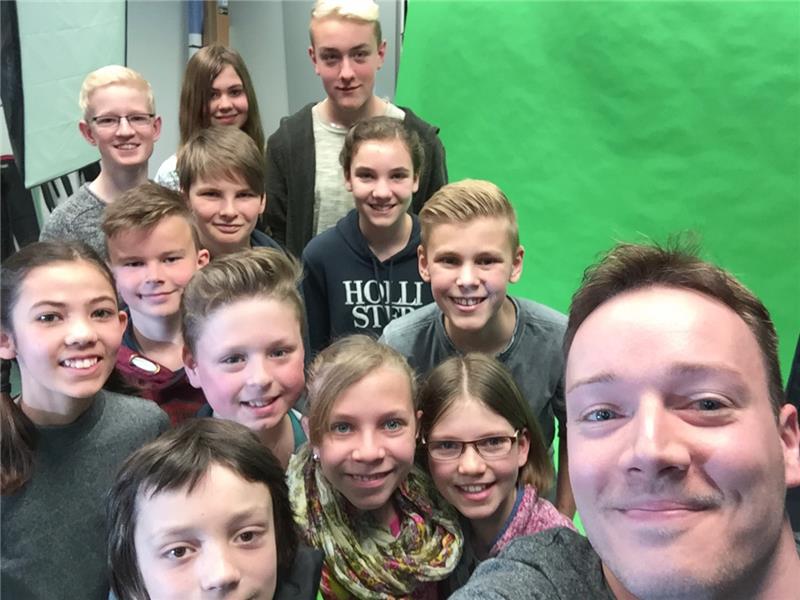 Ein Selfie mit TAGEBLATT-Blogger David Schunk: Im TV-Studio vor dem Green-Screen führten die Schüler das Interview.