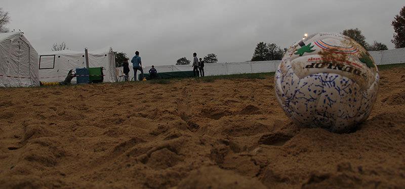 Ein Stück Normalität: Junge Flüchtlinge, die ohne ihre Erziehungsberechtigten in Stade angekommen sind, vertreiben sich die Zeit mit Fußballspielen. Foto Schulz
