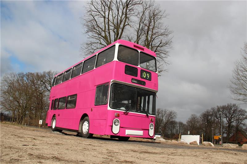 Ein echter Hingucker: Der Burgerbus an der Bundesstraße 73 in Burweg bietet ab Ende April überdachte Stehplätze. Foto Klempow