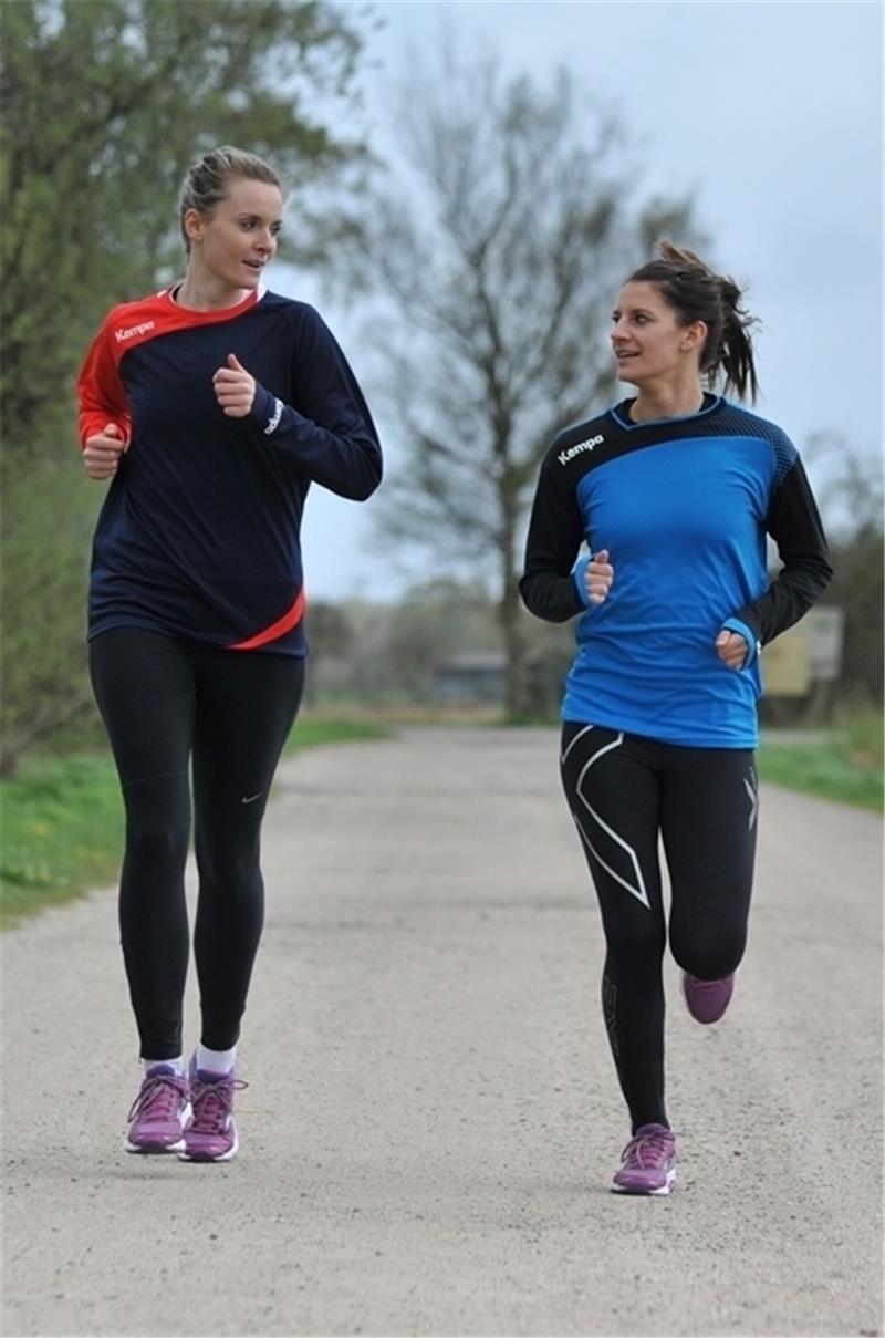 Ein lockerer Lauf durch das Rübker Moor: Torhüterin Antje Lenz (links) und Lena Zelmel. Foto Scholz