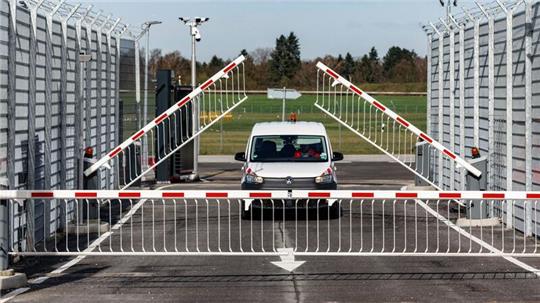 Ein mehrstufiges Schleusensystem aus Schranken und einem Tor schützt ab sofort die Ausfahrt an der Nordwache des Flughafens.