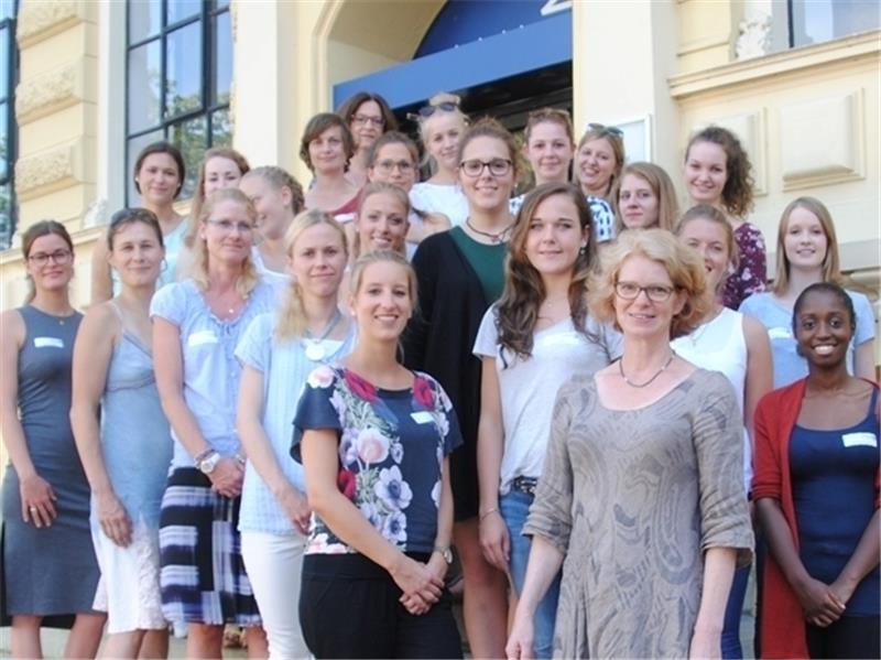Ein neuer Studienjahrgang wird geboren: Auf der Treppe stehen die neuen 21 Hebammen-Studentinnen der Hochschule 21 in Buxtehude. Foto Vasel