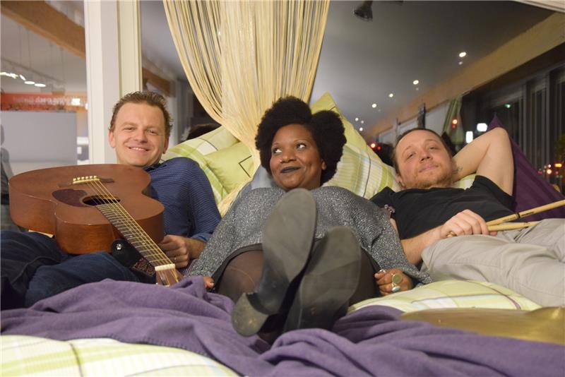 Schlaf trifft auf Kultur Ein unübliches Arrangement: Die Künstler von Echo Bloom fletzen sich auf ein gemütliches Bett bei Köhlmann in Stade. Foto von Borstel