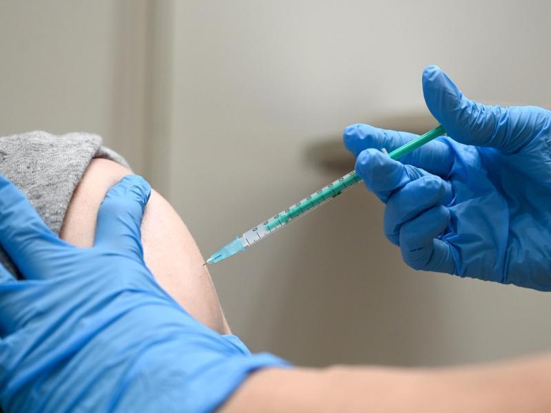 Eine Ärztin impft einen Mann mit einem Corona Impfstoff. Foto: Bernd Weißbrod/dpa