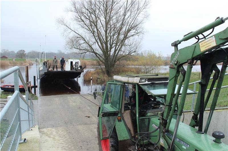 Fähre Brobergen: 30 Tonnen mit 265 PS aus dem Wasser Eine Fährfahrt der besonderen Art in Brobergen. Die Prahmfähre wird aufs Trockene gezogen. Klempow.