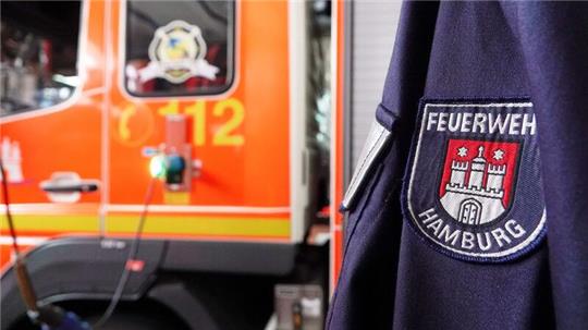 Eine Jacke mit der Aufschrift „Feuerwehr Hamburg“.