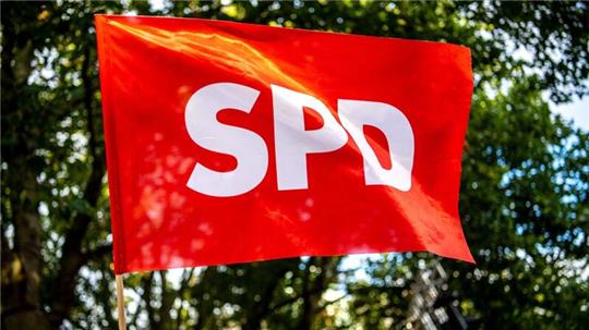 Eine SPD-Flagge weht im Wind.