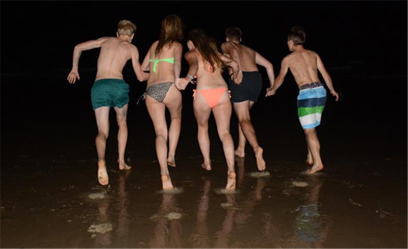 Einige ganz wagemutige Jugendliche wagten sich bei der Strandparty in Bassenfleth ins kalte Elbwasser. Fotos Beneke