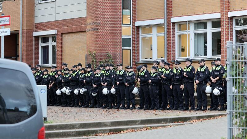 Einsatzkräfte stehen am 8. November 2023 bei einer Bedrohungslage in Hamburg vor der Stadtteilschule Blankenese.