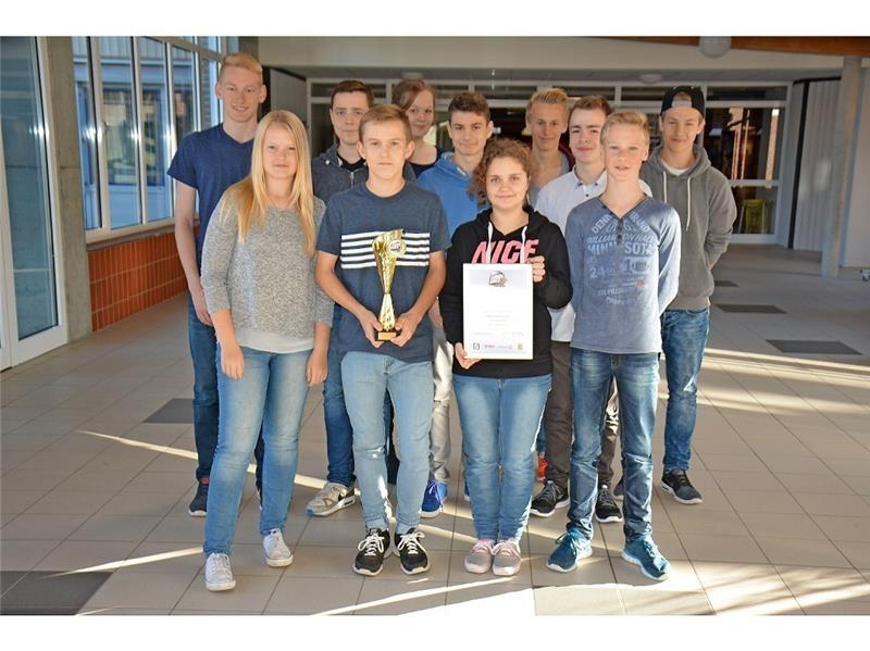 Elf Schüler der Klasse 9L1 des Vincent-Lübeck-Gymnasiums lieferten beim bundesweiten Wirtschaftsplanspiel „School Game“ überragende Leistungen ab. Dafür wurden sie mit Pokal, Urkunde und Einkaufsgutscheinen belohnt. Beneke